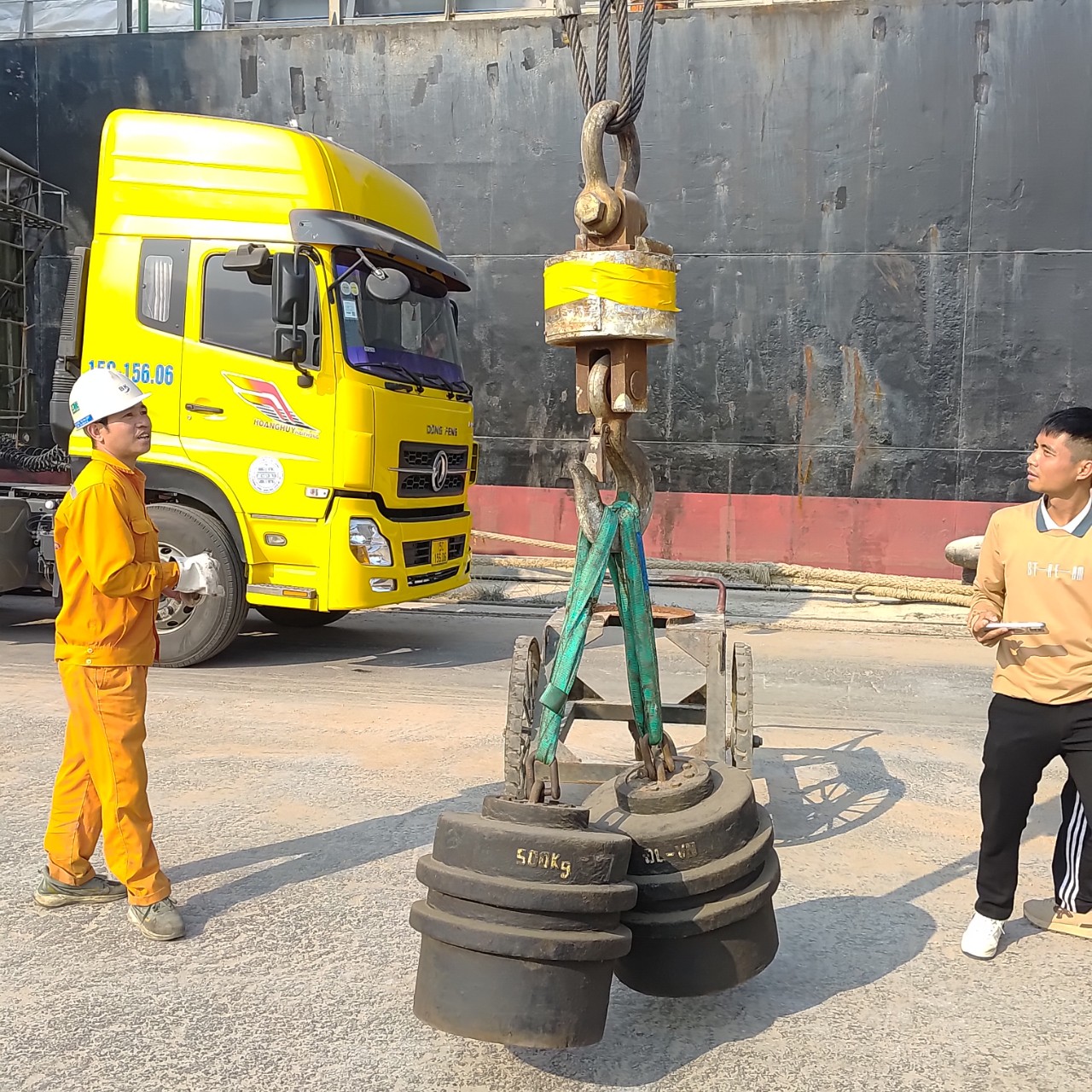 Vessel agency and support services in active port call